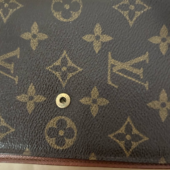 Louis Vuitton wallet zipper and snap. - Picture 7 of 7